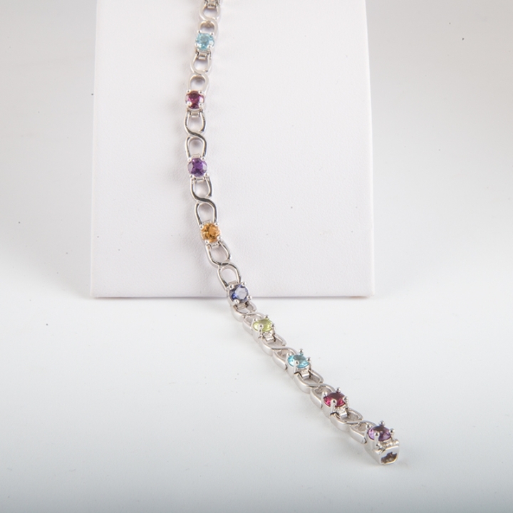 Bracciale Fantasia in oro bianco 18 kt con incastonate tormaline naturali di multicolor.
