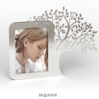 Elegante portafoto in argento di Sequenze con tema lavorazione Albero della Vita. Made in Italy. Misura foto 9x13 cm.
