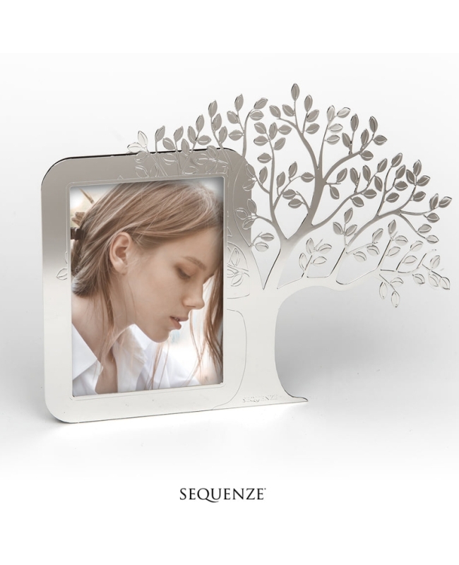 Elegante portafoto in argento di Sequenze con tema lavorazione Albero della Vita. Made in Italy. Misura foto 9x13 cm. Elegante portafoto in argento di Sequenze con tema lavorazione Albero della Vita. Made in Italy. Misura foto 9x13 cm.