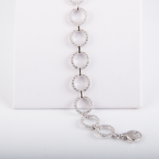 Bracciale fantasia a cerchi, da donna, in oro bianco 18 kt con incastonate duraliti taglio brillante.
