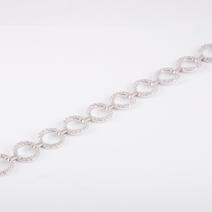Bracciale fantasia a cerchi, da donna, in oro bianco 18 kt con incastonate duraliti taglio brillante.