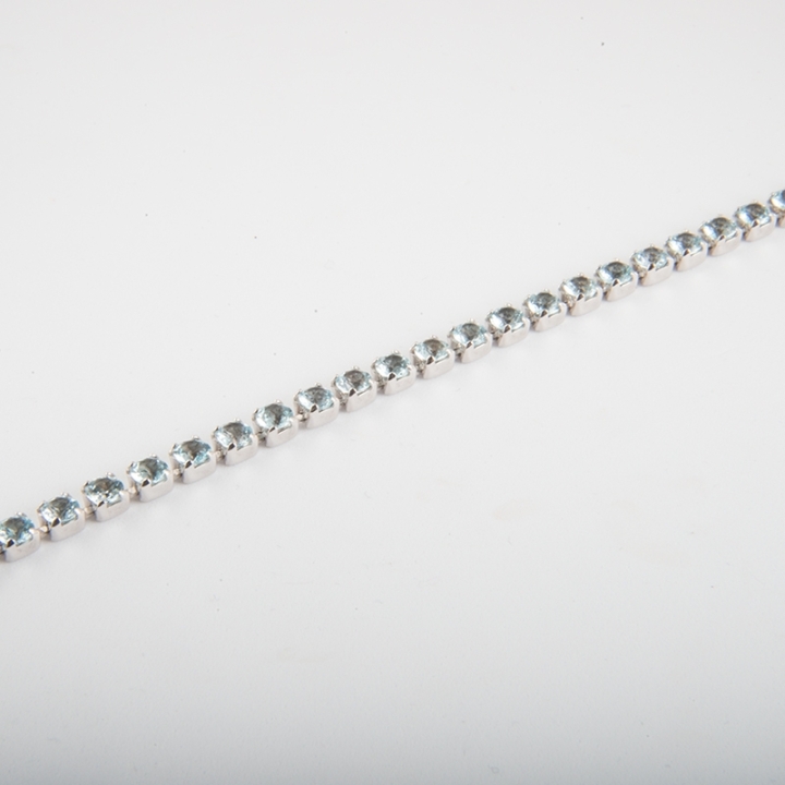 Bracciale Tennis da donna, in oro bianco 18 kt con incastonati topazi azzurri naturali.