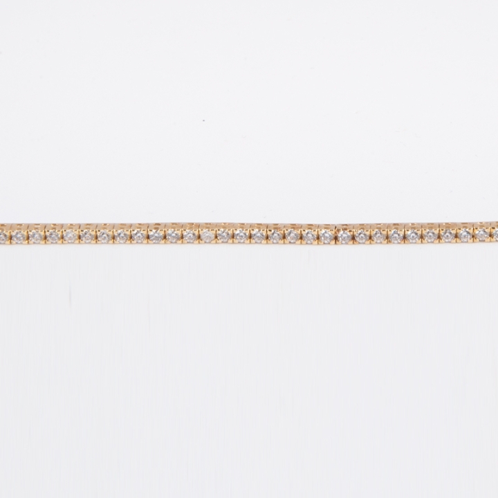 Bracciale tennis da donna, in oro giallo 18 kt. Duraliti con taglio brillante, lunghezza 18 cm.