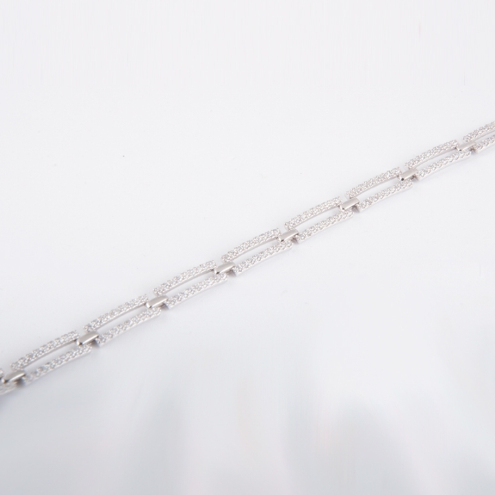 Bracciale fantasia, da donna, in oro bianco 18 kt con incastonate duraliti taglio brillante.
