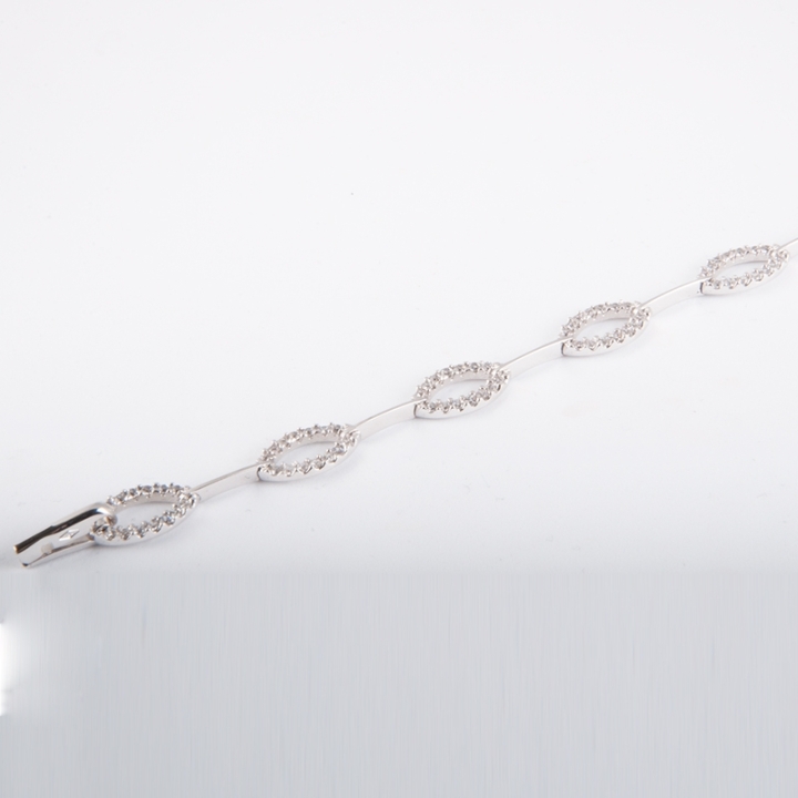 Bracciale fantasia da donna, in oro bianco, lunghezza cm 18,3. Semirigido, con incastonate duraliti taglio brillante a foglia.