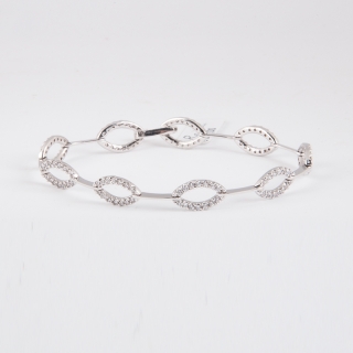 Bracciale fantasia da donna, in oro bianco, lunghezza cm 18,3. Semirigido, con incastonate duraliti taglio brillante a foglia.