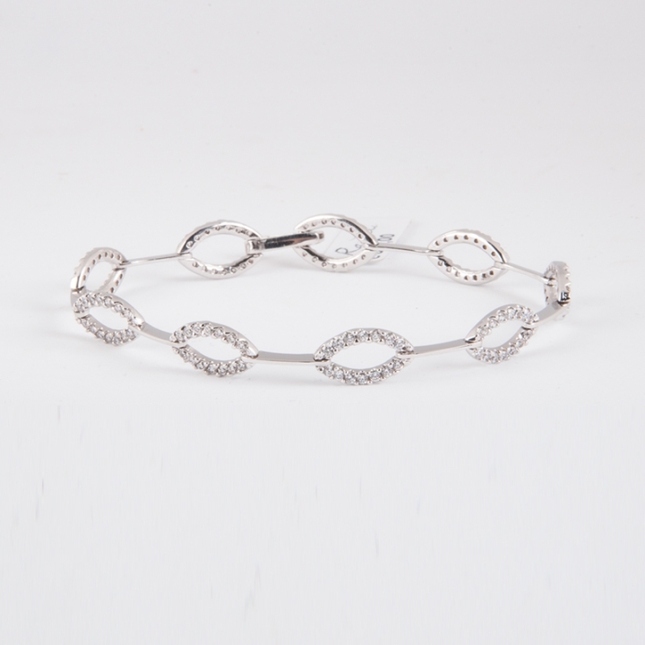 Bracciale fantasia da donna, in oro bianco, lunghezza cm 18,3. Semirigido, con incastonate duraliti taglio brillante a foglia.