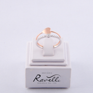 Anello Cuore in oro bianco e rosè 18 kt. Incastonati 13 diamanti taglio brillante di caratura complessiva ct. 0.19 GVS