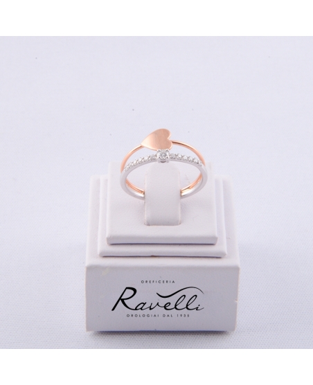 Anello Cuore in oro bianco e rosè 18 kt. Incastonati 13 diamanti taglio brillante di caratura complessiva ct. 0.19 GVS