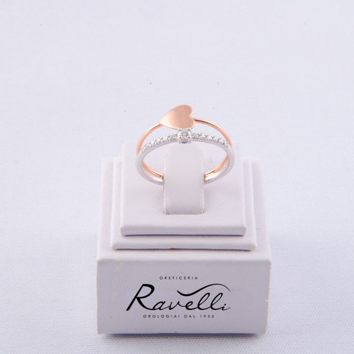 Anello Cuore in oro bianco e rosè 18 kt. Incastonati 13 diamanti taglio brillante di caratura complessiva ct. 0.19 GVS
