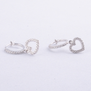 Orecchini pendenti a cerchio con ciondolo cuore. In oro bianco 18 kt, duraliti taglio brillante.