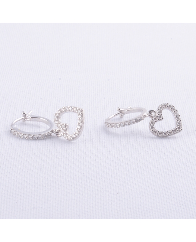 Orecchini pendenti a cerchio con ciondolo cuore. In oro bianco 18 kt, duraliti taglio brillante. Orecchini pendenti a cerchio con ciondolo cuore. In oro bianco 18 kt, duraliti taglio brillante.