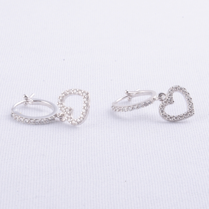 Orecchini pendenti a cerchio con ciondolo cuore. In oro bianco 18 kt, duraliti taglio brillante.