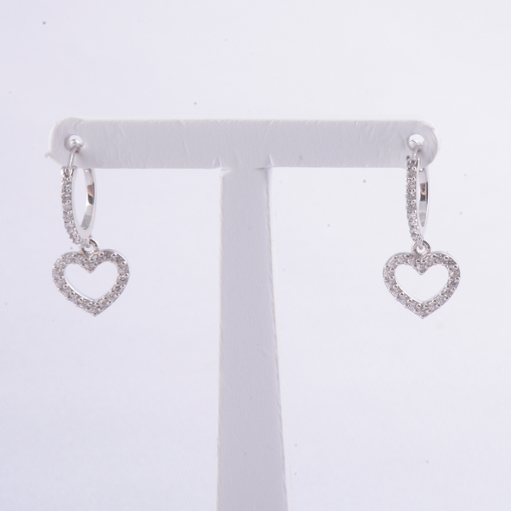 Orecchini pendenti a cerchio con ciondolo cuore. In oro bianco 18 kt, duraliti taglio brillante .