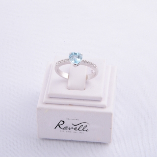 Anello in oro bianco 18 kt con cuore in acqua marina e duraliti taglio brillante.