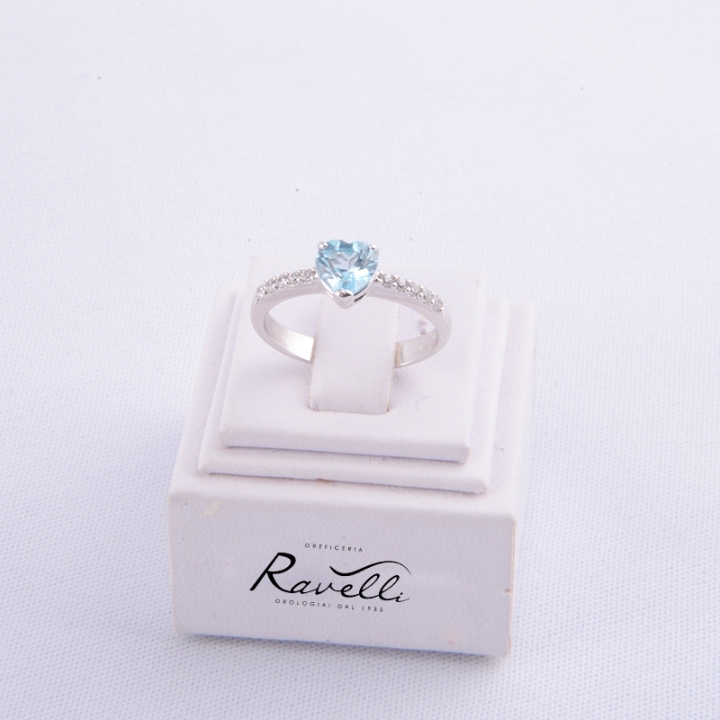 Anello in oro bianco 18 kt con cuore in acqua marina e duraliti taglio brillante.