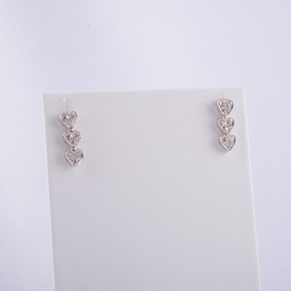Orecchini trilogy a cuori, a lobo, in oro bianco 18 kt con duraliti taglio brillante.