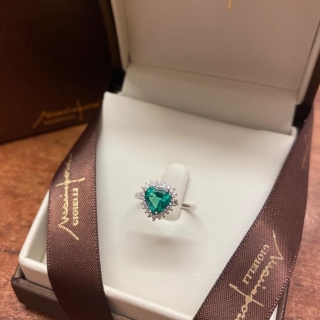 Anello in oro bianco 18 kt con cuore in Smeraldo, di Mario Porzio. Contorno in diamanti taglio brillante ct 0.26.
