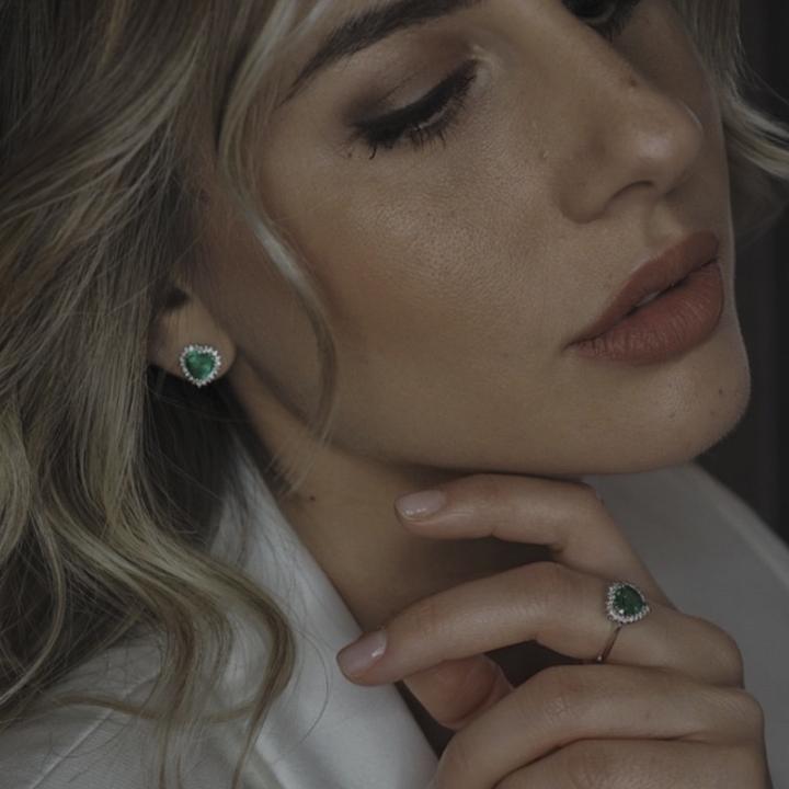 Anello in oro bianco 18 kt con cuore in Smeraldo, di Mario Porzio. Contorno in diamanti taglio brillante ct 0.26.