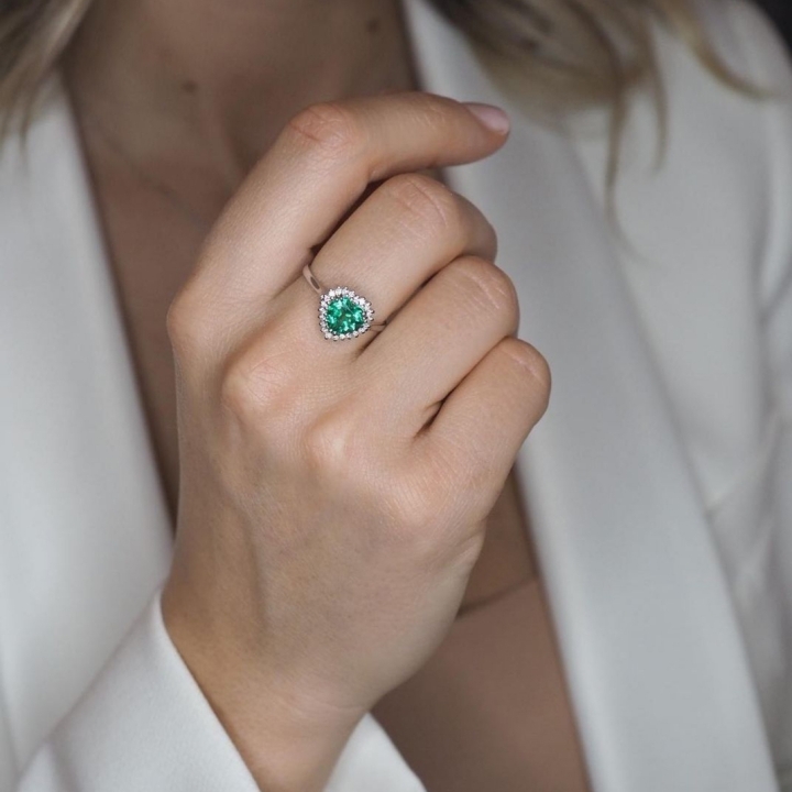 Anello in oro bianco 18 kt con cuore in Smeraldo, di Mario Porzio. Contorno in diamanti taglio brillante ct 0.26.
