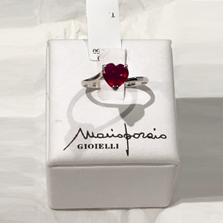 Anello in oro bianco 18 kt con cuore in Rubino, di Mario Porzio. Collezione Cuori di Mario Porzio.