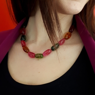Collana da donna con tormaline multicolor, chiusura in argento, lunghezza 45 cm.