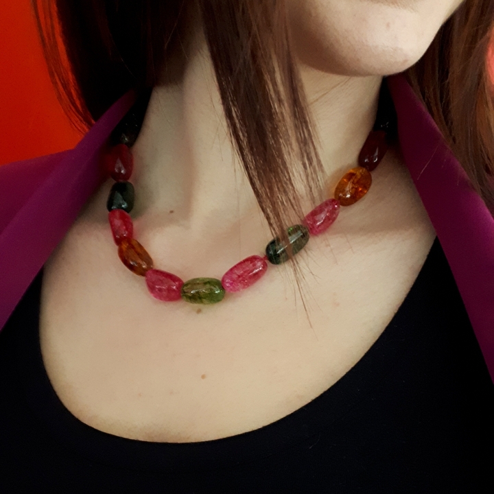 Collana da donna con tormaline multicolor, chiusura in argento, lunghezza 45 cm.