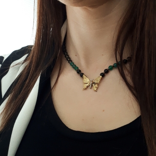 Collana da donna con farfalla in argento dorato con inserto in duraliti, in agata verde e onice.