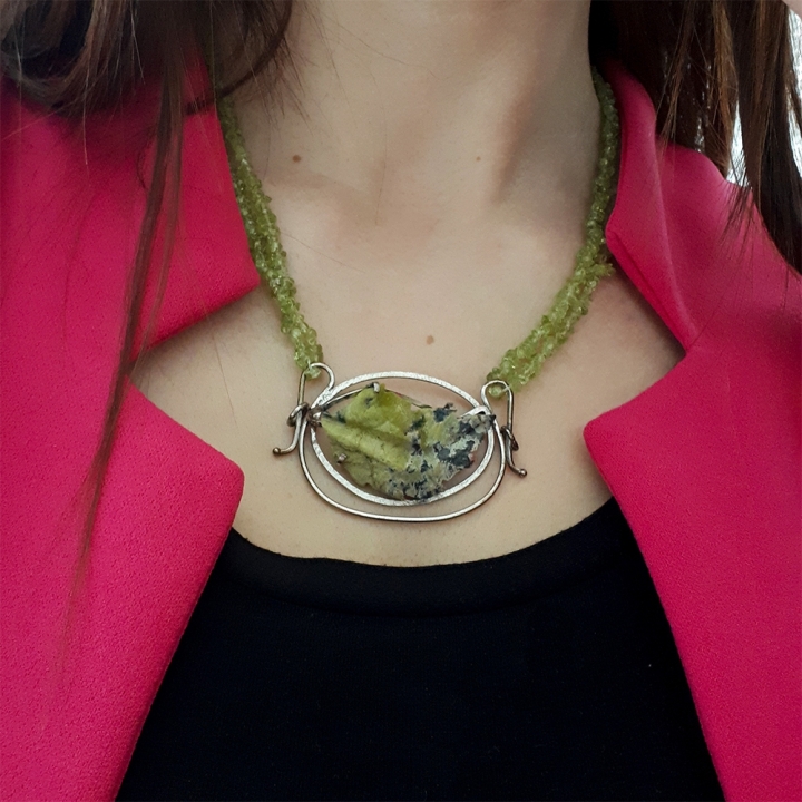 Collana in avventurina verde con ciondolo in argento e foglia in agata verde muschiata.