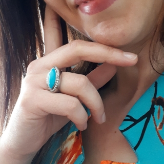 Anello in argento rodiato, in pasta di turchese e duraliti taglio brillante. Misura 14.