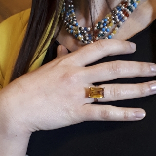 Anello da donna in argento rodiato con Topazio Madera sintetico.