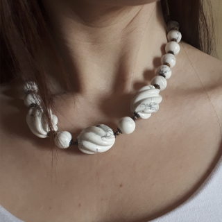 Collana da donna in Ulite con inserti e chiusura in argento dorato.