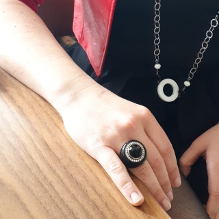 Anello donna in argento dorato, onice e zirconi taglio brillante.