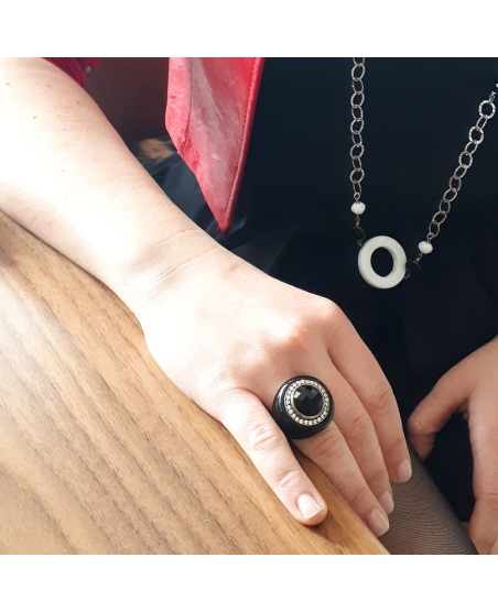 Anello donna in argento dorato, onice e zirconi taglio brillante. Anello donna in argento dorato, onice e zirconi taglio brillante.
