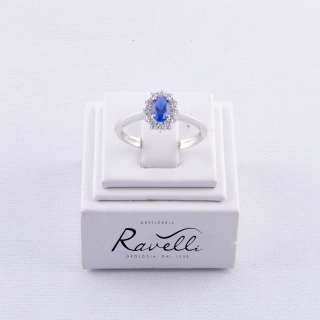 Anello in oro bianco 18 kt con zaffiro sintetico e contorno in duraliti taglio brillante.