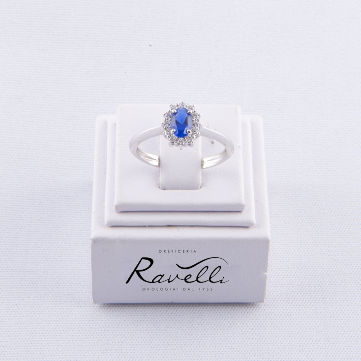 Anello in oro bianco 18 kt con zaffiro sintetico e contorno in duraliti taglio brillante.