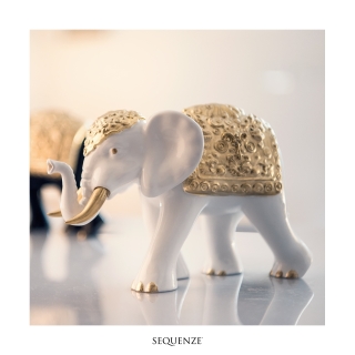 Sequenze | Elefante decorato con foglia oro