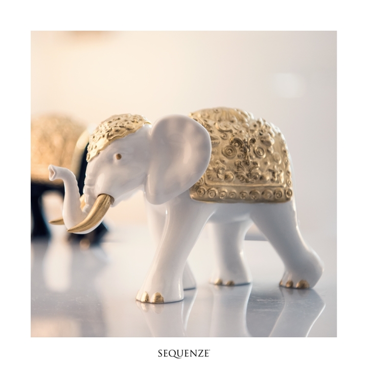 Sequenze | Elefante decorato con foglia oro