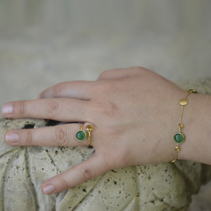 Anello in oro giallo 18 kt con quarzo citrino e agata verde.