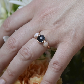 Anello in oro rosè 18 kt con quarz0 london e opali rosa. Misura 14.