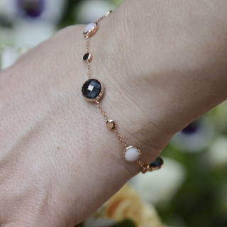 Bracciale in oro rosè 18 kt con quarzi london e opali rosa.