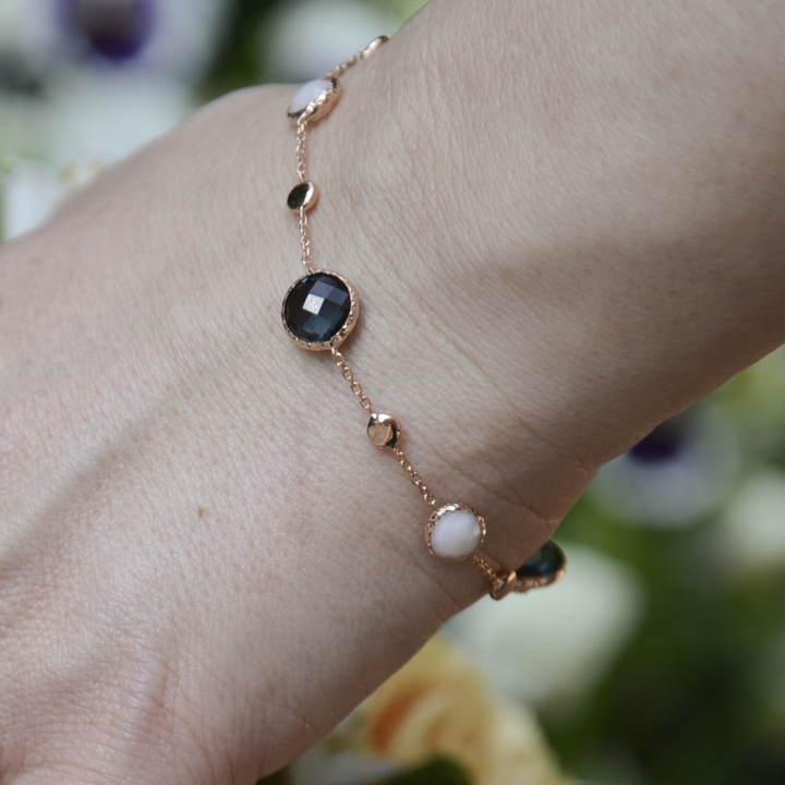 Bracciale in oro rosè 18 kt con quarzi london e opali rosa.