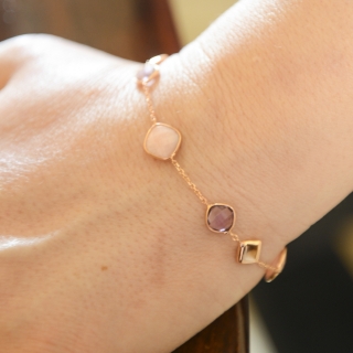 Bracciale in oro rosè 18 kt con ametiste e opali rosa.