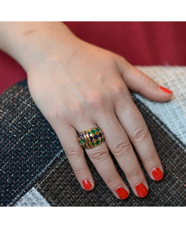 Anello donna a fascia in argento dorato con smalti a fuoco verdi e blu. Anello donna a fascia in argento dorato con smalti a fuoco verdi e blu.