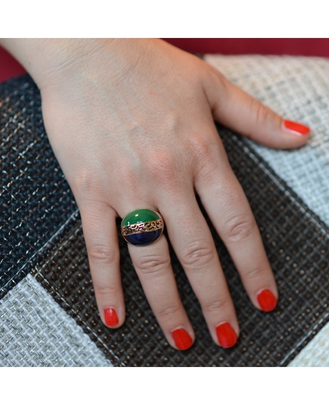 Anello donna in argento dorato con smalti a fuoco verdi e blu e fascia centrale con decorazione fantasia. Anello donna in argento dorato con smalti a fuoco verdi e blu e fascia centrale con decorazione fantasia.