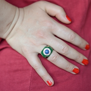 Anello donna in argento dorato, smalto blu e verde con pietra centrale cabochon e contorno in zirconi.