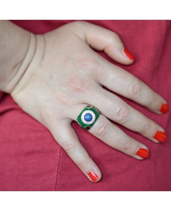 Anello donna in argento dorato, smalto blu e verde con pietra centrale cabochon e contorno in zirconi.