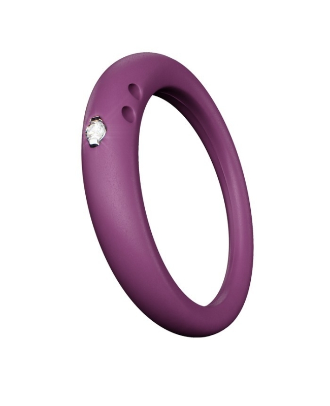 Anello con diamante 0.02 carati in castone d’argento 800 montato su silicone anallergico color viola romantico. Anello con diamante 0.02 carati in castone d’argento 800 montato su silicone anallergico color viola romantico.