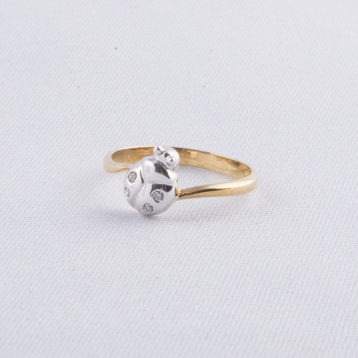 Anello in oro giallo 18kt con coccinella portafortuna in oro bianco 18 kt.