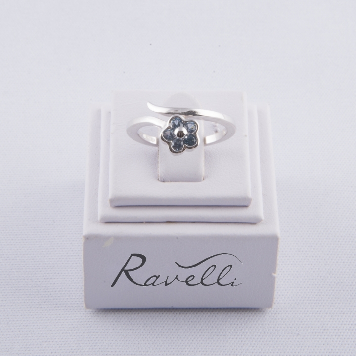 Anello donna in oro bianco 18 kt con fiore fantasia.